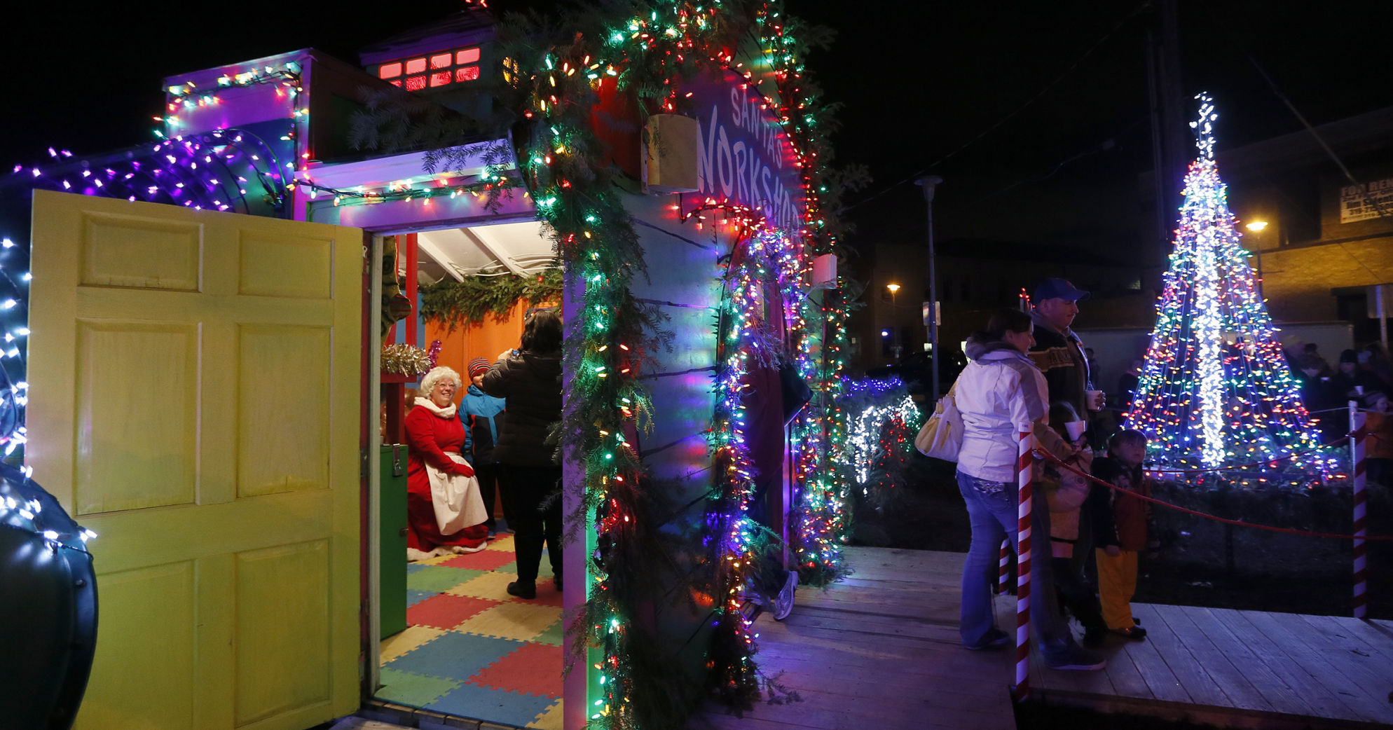 112516bp-holiday-hoopla-2